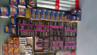 Κερατσίνι:-Συνελήφθη-46χρονος-που-έκρυβε-στο-κατάστημά-του-πάνω-από-500-πυροτεχνήματα-και-300-κροτίδες