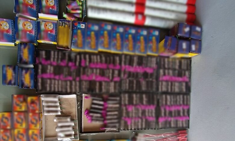 Κερατσίνι:-Συνελήφθη-46χρονος-που-έκρυβε-στο-κατάστημά-του-πάνω-από-500-πυροτεχνήματα-και-300-κροτίδες