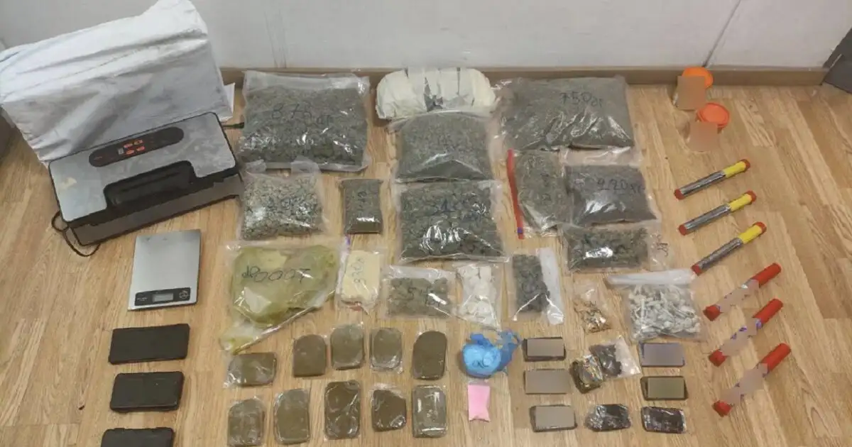 Χειροπέδες-σε-27χρονο-που-παρέλαβε-ταχυδρομικό-δέμα-με-2-κιλά-χασίς