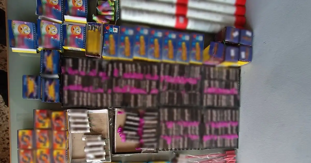 Κερατσίνι:-Συνελήφθη-46χρονος-που-έκρυβε-στο-κατάστημά-του-πάνω-από-500-πυροτεχνήματα-και-300-κροτίδες