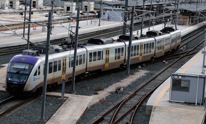 Πάτρα:-Τρένο-έπεσε-σε-αυτοκίνητο-που-ήταν-παρκαρισμένο-στις-γραμμές