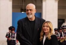 Ο-Ράμα-γονάτισε-ξανά-μπροστά-στη-Μελόνι:-Το-oversized-σακάκι-και-η-θερμή-υποδοχή-–-Δείτε-βίντεο