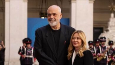 Ο-Ράμα-γονάτισε-ξανά-μπροστά-στη-Μελόνι:-Το-oversized-σακάκι-και-η-θερμή-υποδοχή-–-Δείτε-βίντεο