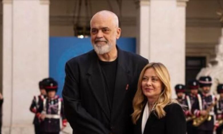 Ο-Ράμα-γονάτισε-ξανά-μπροστά-στη-Μελόνι:-Το-oversized-σακάκι-και-η-θερμή-υποδοχή-–-Δείτε-βίντεο