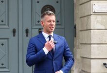 Ουγγαρία:-Από-γραφείο-κοντά-στο-Κοινοβούλιο-θα-κυβερνήσει-ο-Μαγιάρ,-κι-όχι-από-το-«Παλάτι»-του-Όρμπαν