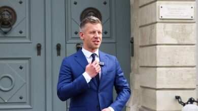 Ουγγαρία:-Από-γραφείο-κοντά-στο-Κοινοβούλιο-θα-κυβερνήσει-ο-Μαγιάρ,-κι-όχι-από-το-«Παλάτι»-του-Όρμπαν