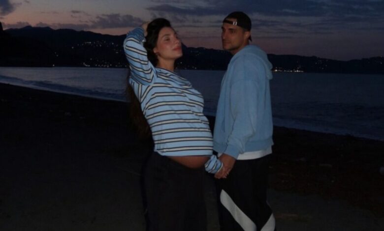 Μαριαλένα-Ρουμελιώτη-–-Σάκης-Κατσούλης:-Τρυφερά-φιλιά-και-βόλτα-στην-παραλία-λίγο-πριν-γίνουν-γονείς