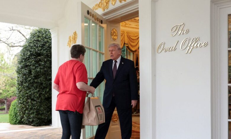 Τραμπ-για-το-viral-ντελίβερι-στον-Λευκό-Οίκο:-«Λίγο-κιτς,-αλλά-έτσι-κερδίζεις-εκλογές»