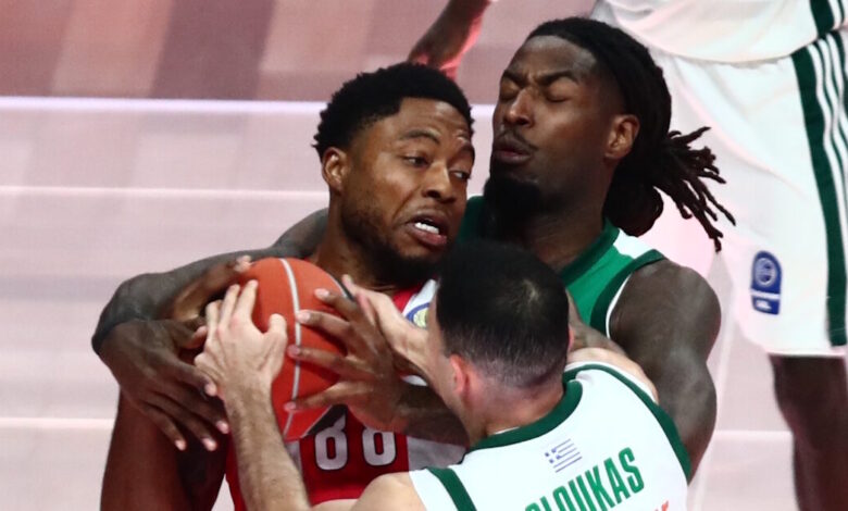 Τρεις-αγωνιστικές-σε-Τζόουνς-για-τη-χειρονομία-στο-Παναθηναϊκός-–-Ολυμπιακός,-βαρύ-πρόστιμο-σε-Αταμάν-και-Γιαννακόπουλο