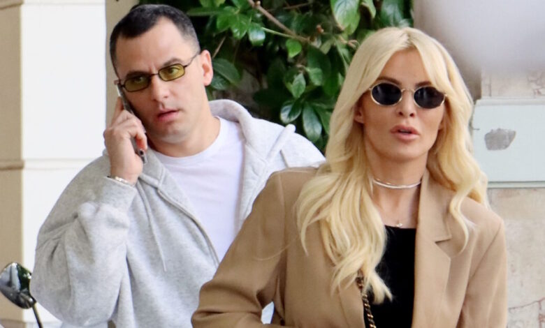 Ο-Παναγιώτης-Κουτσουμπής-είναι-ξετρελαμένος-με-την-κόρη-του-–-Κυκλοφορεί-με-μπλούζα-που-γράφει-«daddy»