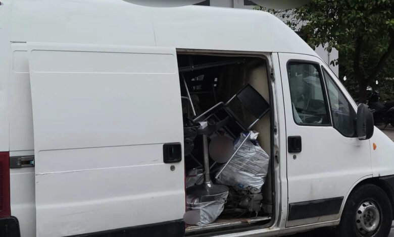 Φόρτωναν-κλεμμένες-μηχανές-σε-βαν,-τις-έκρυβαν-σε-αποθήκη-στον-Πειραιά-και-τις-πουλούσαν-για-ανταλλακτικά