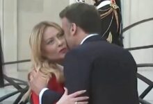 Σφιχτές-αγκαλιές-και-παρατεταμένο-φιλί-από-τον-Μακρόν-στη-Μελόνι-–-Δείτε-το-επίμαχο-βίντεο