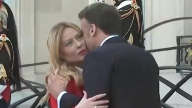 Σφιχτές-αγκαλιές-και-παρατεταμένο-φιλί-από-τον-Μακρόν-στη-Μελόνι-–-Δείτε-το-επίμαχο-βίντεο