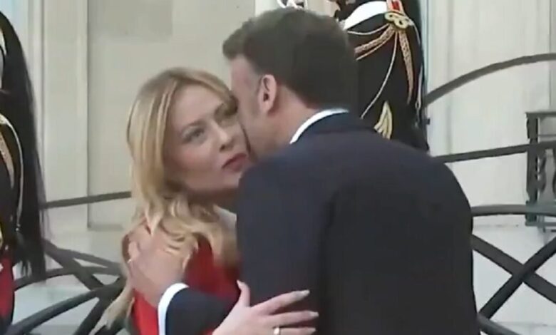 Σφιχτές-αγκαλιές-και-παρατεταμένο-φιλί-από-τον-Μακρόν-στη-Μελόνι-–-Δείτε-το-επίμαχο-βίντεο