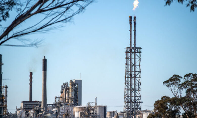 Διευρύνεται-η-πτώση-στις-τιμές-του-πετρελαίου:-brent-στα-96-δολάρια-και-wti-στα-90