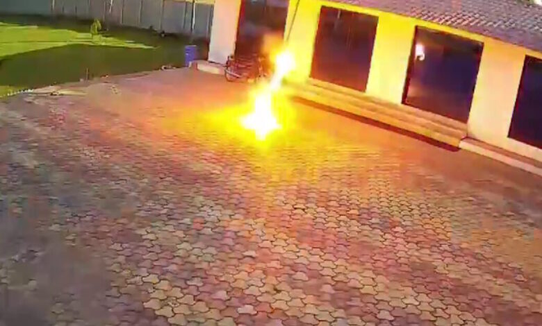 Ινδία:-Η-στιγμή-που-άνδρας-παθαίνει-ηλεκτροπληξία-και-σκοτώνεται-κυνηγώντας-μία-μαϊμού-με-σιδερένια-βέργα