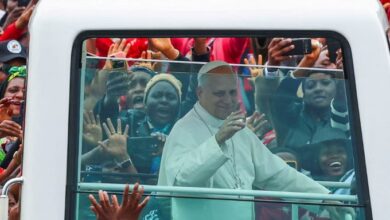 Παπικά-πυρά-με-έμμεσο-στόχο-τον-Τραμπ-από-το-Καμερούν