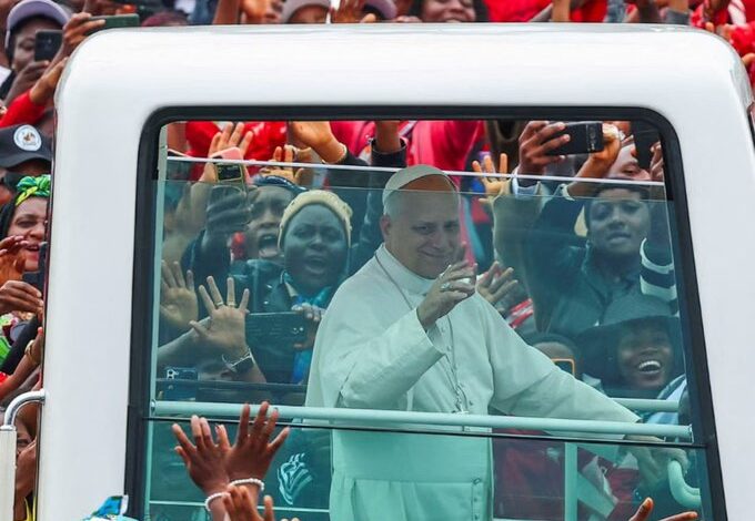 Παπικά-πυρά-με-έμμεσο-στόχο-τον-Τραμπ-από-το-Καμερούν