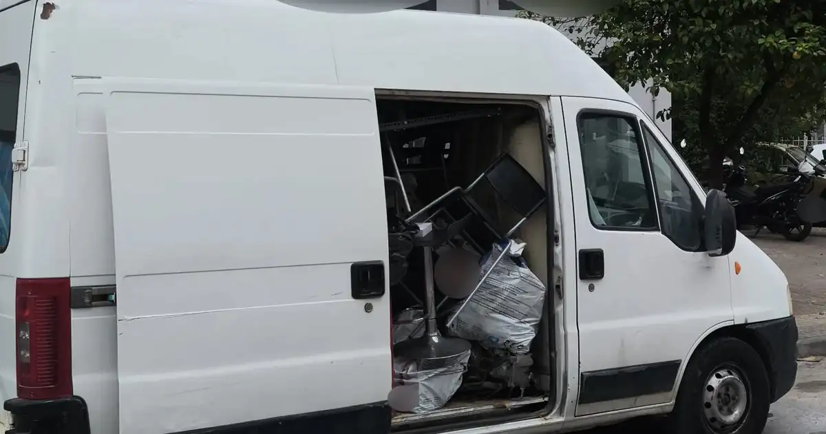 Φόρτωναν-κλεμμένες-μηχανές-σε-βαν,-τις-έκρυβαν-σε-αποθήκη-στον-Πειραιά-και-τις-πουλούσαν-για-ανταλλακτικά