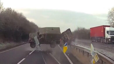 Βρετανία:-Βίντεο-από-τροχαίο-με-στρατιωτικό-όχημα-να-φέρνει-«τούμπες»-σε-αυτοκινητόδρομο