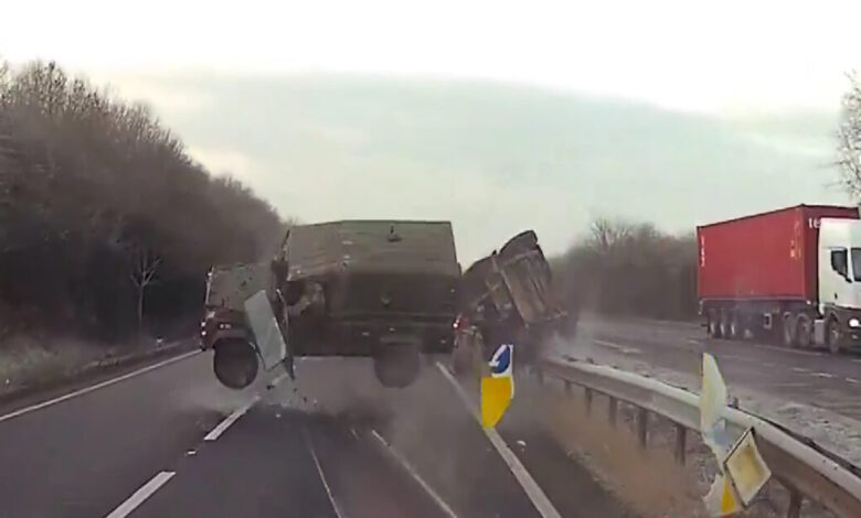 Βρετανία:-Βίντεο-από-τροχαίο-με-στρατιωτικό-όχημα-να-φέρνει-«τούμπες»-σε-αυτοκινητόδρομο