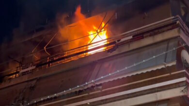 Τραγωδία-στον-Κολωνό:-Βίντεο-με-τη-στιγμή-που-οι-φλόγες-τυλίγουν-τον-τρίτο-όροφο-πολυκατοικίας-–-Νεκροί-ένας-άνδρας-και-μια-γυναίκα