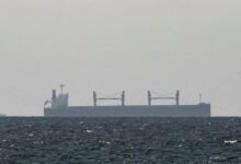 Πλοία-δέχτηκαν-πυρά-στα-Στενά-του-Ορμούζ-–-Προειδοποίηση-Χαμενεΐ-«για-πικρές-ήττες-στους-εχθρούς-του-Ιράν»