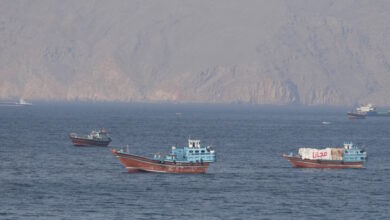 Τραμπ-σε-Ιράν-για-τα-Στενά-του-Ορμούζ:-«Δεν-μπορείτε-να-μας-εκβιάσετε»-–-Πυραυλικές-επιθέσεις-σε-πλοία