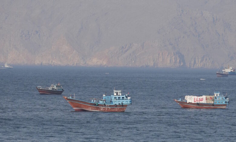 Τραμπ-σε-Ιράν-για-τα-Στενά-του-Ορμούζ:-«Δεν-μπορείτε-να-μας-εκβιάσετε»-–-Πυραυλικές-επιθέσεις-σε-πλοία