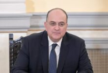 Παραίτηση-Λαζαρίδη:-«Σφυροκόπημα»-της-αντιπολίτευσης-στην-κυβέρνηση-–-«Είναι-σαφές-ότι-έπρεπε-να-παρέμβει-η-Μπακογιάννη»