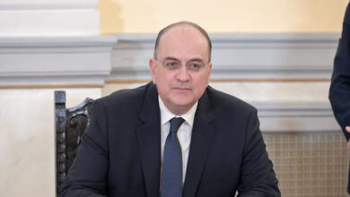 Παραίτηση-Λαζαρίδη:-«Σφυροκόπημα»-της-αντιπολίτευσης-στην-κυβέρνηση-–-«Είναι-σαφές-ότι-έπρεπε-να-παρέμβει-η-Μπακογιάννη»