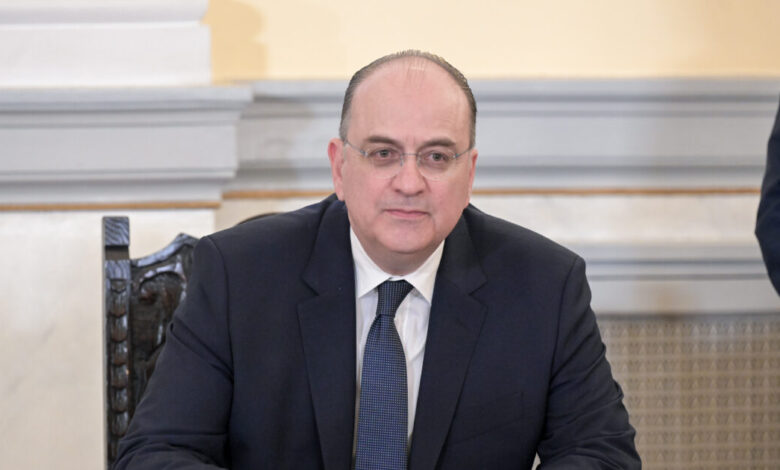 Παραίτηση-Λαζαρίδη:-«Σφυροκόπημα»-της-αντιπολίτευσης-στην-κυβέρνηση-–-«Είναι-σαφές-ότι-έπρεπε-να-παρέμβει-η-Μπακογιάννη»