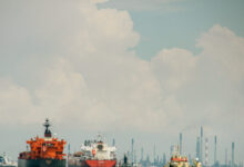 Στα-Στενά-του-Ορμούζ-επικρατεί-χάος:-Οι-αγορές-είναι-κλειστές-αλλά-οι-παλινωδίες-και-η-ένταση-αυξάνουν-το-ρίσκο