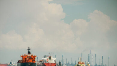 Στα-Στενά-του-Ορμούζ-επικρατεί-χάος:-Οι-αγορές-είναι-κλειστές-αλλά-οι-παλινωδίες-και-η-ένταση-αυξάνουν-το-ρίσκο