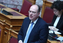 Μακάριος-Λαζαρίδης:-Το-retweet-που-«στέλνει»-τη-Ντόρα-Μπακογιάννη-για-σοκολατάκια-μετά-την-παραίτησή-του