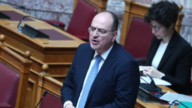 Μακάριος-Λαζαρίδης:-Το-retweet-που-«στέλνει»-τη-Ντόρα-Μπακογιάννη-για-σοκολατάκια-μετά-την-παραίτησή-του