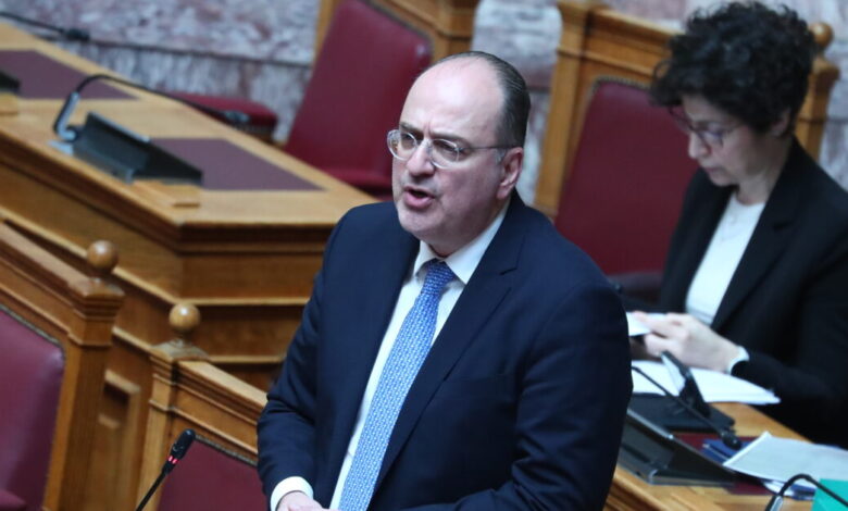 Μακάριος-Λαζαρίδης:-Το-retweet-που-«στέλνει»-τη-Ντόρα-Μπακογιάννη-για-σοκολατάκια-μετά-την-παραίτησή-του