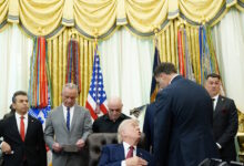 Τραμπ-για-Στενά-του-Ορμούζ:-Το-Ιράν-μας-έκανε-παιχνιδάκια-αλλά-οι-συζητήσεις-πάνε-πού-καλά