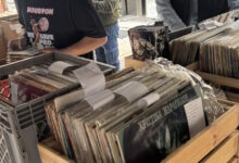 Θεσσαλονίκη:-Βρήκαν-βινύλια-«θησαυρούς»-και-χόρεψαν-υπό-τους-ήχους-των-djs-–-Κέφι-και-νοσταλγία