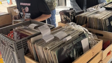 Θεσσαλονίκη:-Βρήκαν-βινύλια-«θησαυρούς»-και-χόρεψαν-υπό-τους-ήχους-των-djs-–-Κέφι-και-νοσταλγία