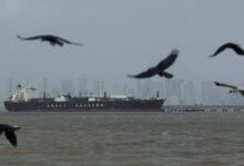 Το-Ιράν-έκλεισε-ξανά-τα-Στενά-του-Ορμούζ-κατηγορώντας-τις-ΗΠΑ-–-8-πετρελαιοφόρα-κατάφεραν-να-περάσουν