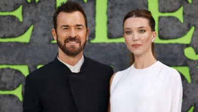 Ο-Τζάστιν-Θερού-έγινε-πρώτη-φορά-πατέρας-στα-54-χρόνια-του-–-Η-τρυφερή-πόζα-με-τον-γιο-του