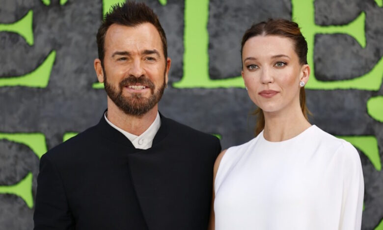 Ο-Τζάστιν-Θερού-έγινε-πρώτη-φορά-πατέρας-στα-54-χρόνια-του-–-Η-τρυφερή-πόζα-με-τον-γιο-του