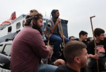 Μυτιλήνη:-Για-6η-ημέρα-μπλοκάρουν-το-λιμάνι-οι-κτηνοτρόφοι-–-Συνεχίζουν-τις-κινητοποιήσεις