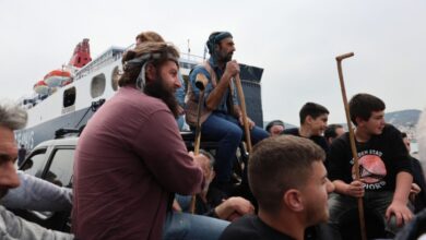 Μυτιλήνη:-Για-6η-ημέρα-μπλοκάρουν-το-λιμάνι-οι-κτηνοτρόφοι-–-Συνεχίζουν-τις-κινητοποιήσεις