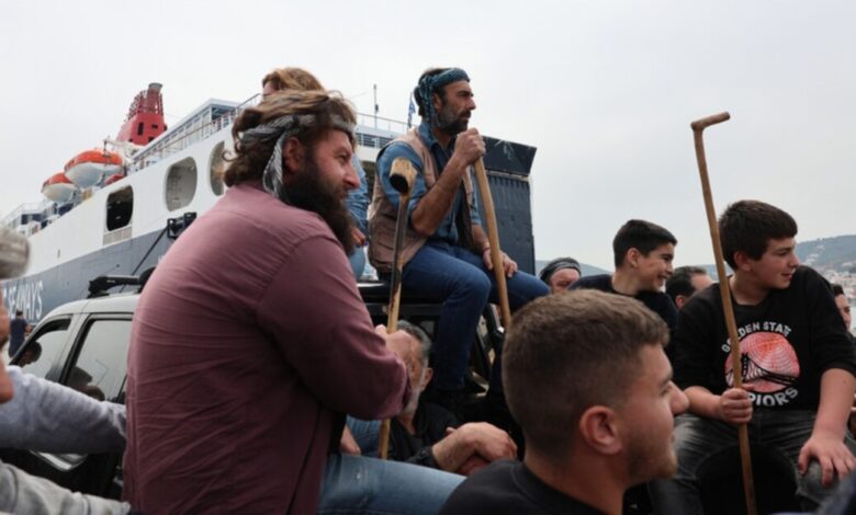 Μυτιλήνη:-Για-6η-ημέρα-μπλοκάρουν-το-λιμάνι-οι-κτηνοτρόφοι-–-Συνεχίζουν-τις-κινητοποιήσεις