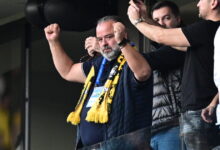 Ο-Μάριος-Ηλιόπουλος-αποθεώθηκε-από-τους-οπαδούς-της-ΑΕΚ-έξω-από-την-allwyn-arena