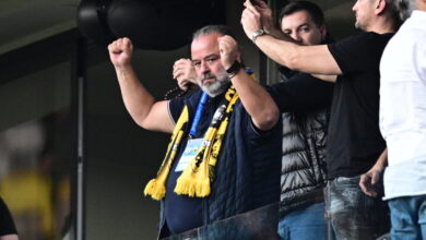 Ο-Μάριος-Ηλιόπουλος-αποθεώθηκε-από-τους-οπαδούς-της-ΑΕΚ-έξω-από-την-allwyn-arena