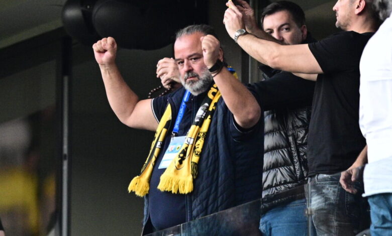 Ο-Μάριος-Ηλιόπουλος-αποθεώθηκε-από-τους-οπαδούς-της-ΑΕΚ-έξω-από-την-allwyn-arena