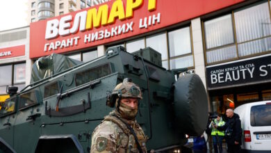 Μακελειό-σε-σούπερ-μάρκετ-στο-Κίεβο:-Σάλος-από-βίντεο-με-αστυνομικούς-να-τρέπονται-πανικόβλητοι-σε-φυγή